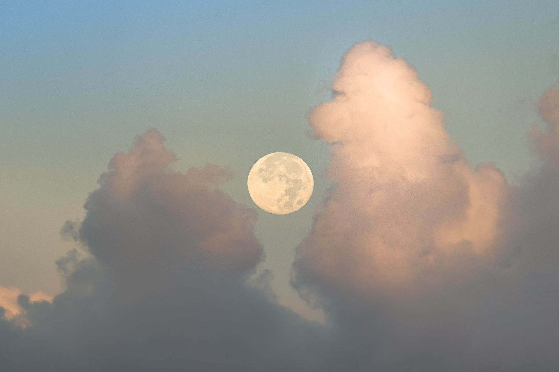 Coucher de pleine lune dans les nuages par sandy berthaud
