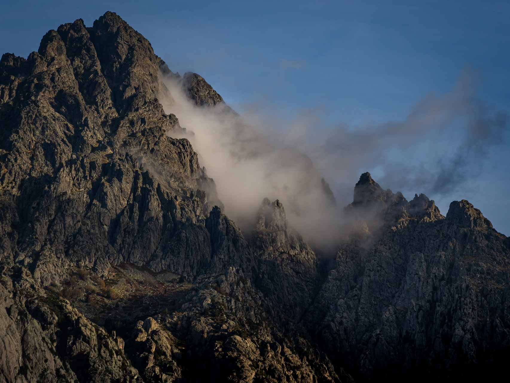 Forêt de hêtres à Vizzavona en Corse La montagne corse dans la brume par sandy berthaud
