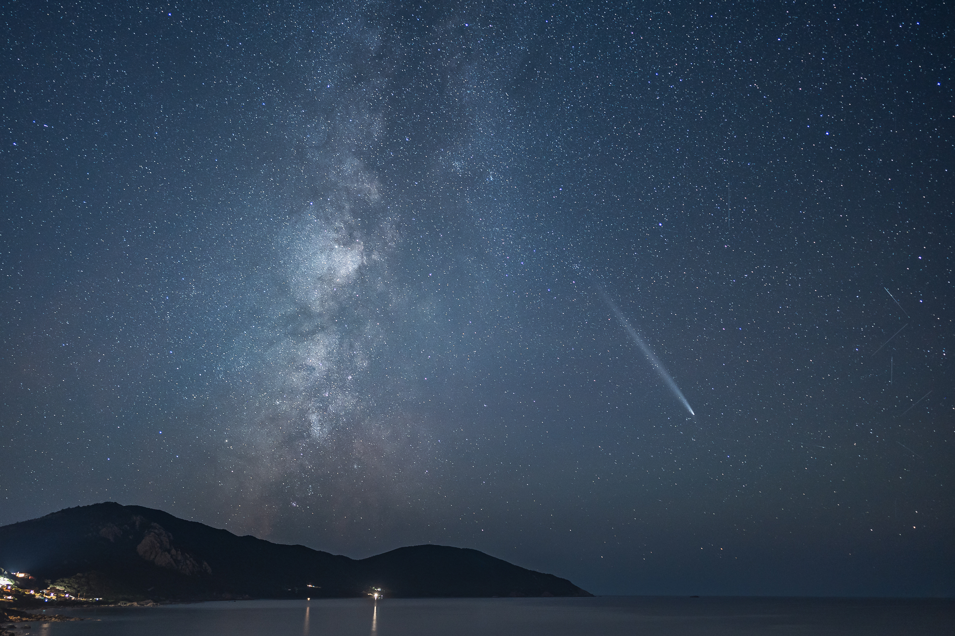 Forêt de hêtres à Vizzavona en Corse la comète ATLAS et la Voie lactée au golfe de Lava Corse